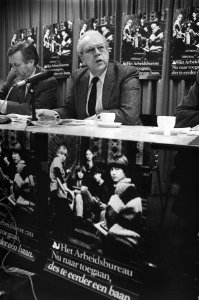 Persconferentie minister Albeda (Sociale Zaken) over jaarverslag Arbeidsmarkt en, Bestanddeelnr 930-7522