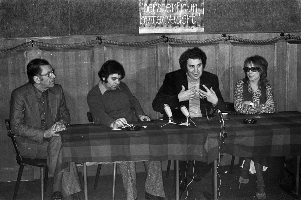 Persconferentie Mikis Theodorakis en Liesbeth List in perscentrum Buitenveldert , Bestanddeelnr 925-3406
