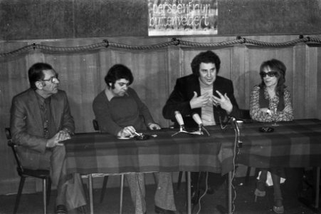 Persconferentie Mikis Theodorakis en Liesbeth List in perscentrum Buitenveldert , Bestanddeelnr 925-3406