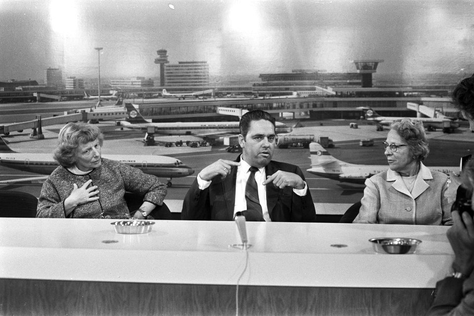 Persconferentie na aankomst, Van Buuren (m) en zijn moeder (r), Bestanddeelnr 924-5993