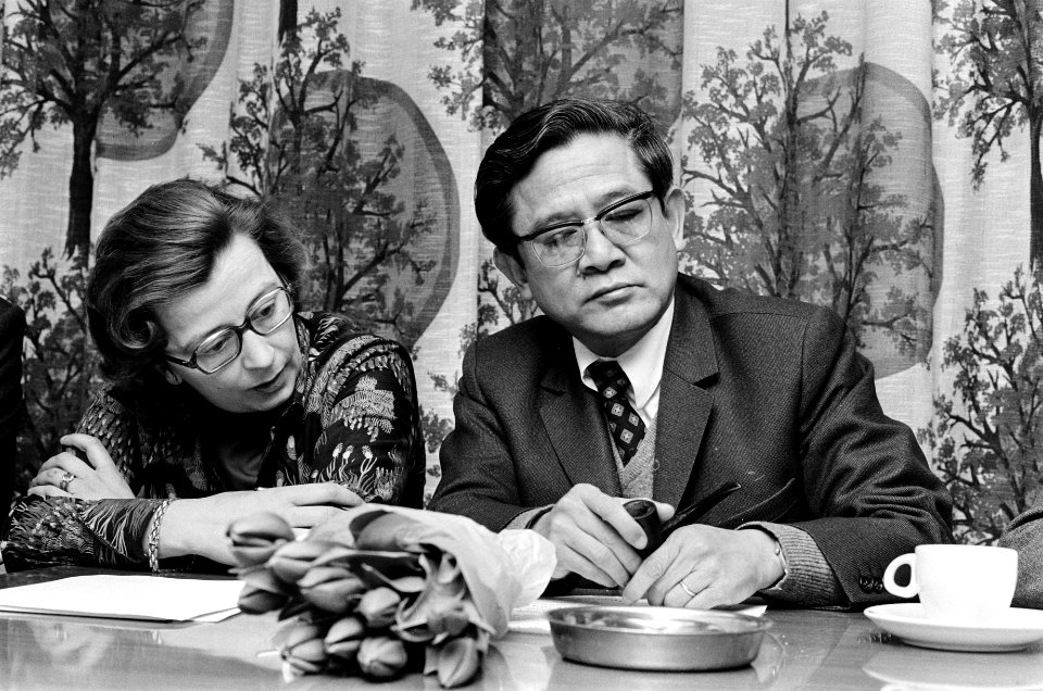 Persconferentie Medisch Comite Nederland Vietnam in Nieuwspoort links Vo van Su, Bestanddeelnr 927-8624