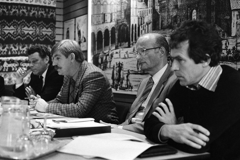Persconferentie in Nieuwspoort van Energie onderzoek-cent Nederland over zonneb, Bestanddeelnr 931-2178