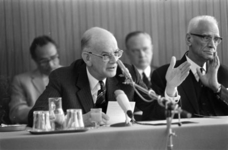 Persconferentie Koninkrijkscommissie in Nieuwspoort nr De Gaay Fortman (links), Bestanddeelnr 925-4958