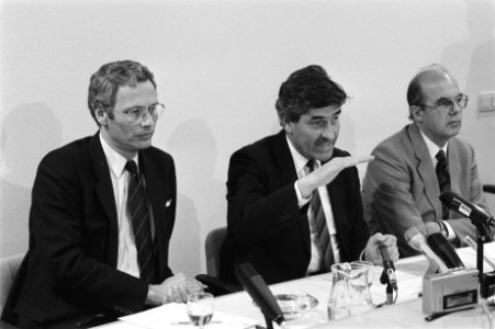Persconferentie kabinet over uitstel plaatsing kruisraket v.l.n.r. minister Van , Bestanddeelnr 932-9879