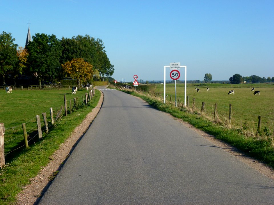 Persingen entree, links kerktoren, rechts archeologisch kasteelterrein