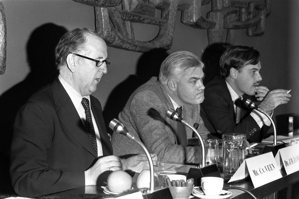Persconferentie VNO ivm Boekje voor inkomens 1970-1981. VNO voorzitter Van Vee, Bestanddeelnr 931-8526