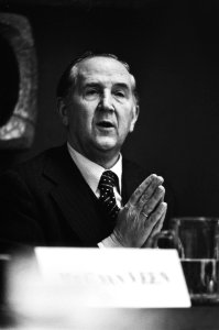 Persconferentie VNO voorzitter van Veen aan het woord, koppen, Bestanddeelnr 930-6156