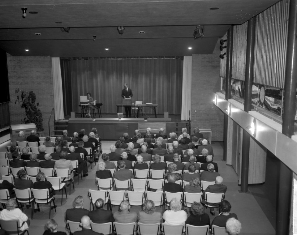 Persconferentie in nieuw bejaardencentrum in Tuinstad Slotermeer, de keuken, Bestanddeelnr 917-1355