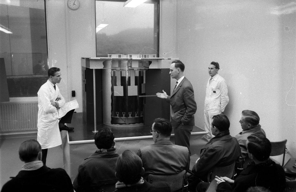 Persconferentie in het reactor Centraal Nederland te Petten, overzicht demonstra, Bestanddeelnr 911-8912