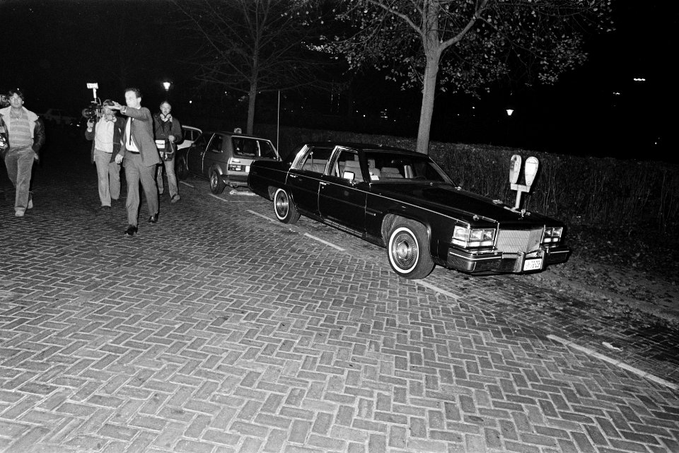 Persfotografen bij het kantoor, waar zijn auto nog geparkeerd staat, Bestanddeelnr 932-7668