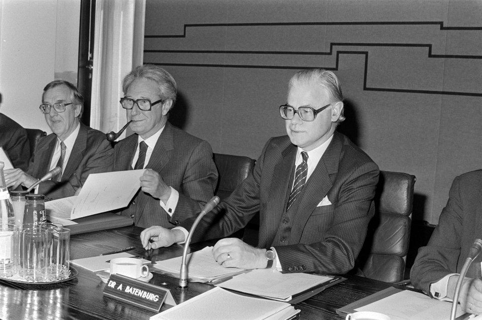 Persconferentie jaarcijfers ABN v.r.n.l. dr. A. Batenburg (voorzitter RvB), mr., Bestanddeelnr 933-2892