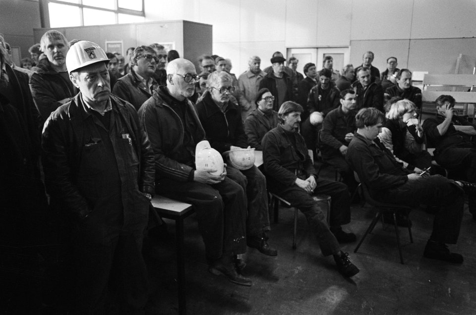 Personeel van de scheepsreparatiewerf ADM ingelicht over gebeurtenissen rond het, Bestanddeelnr 933-1916