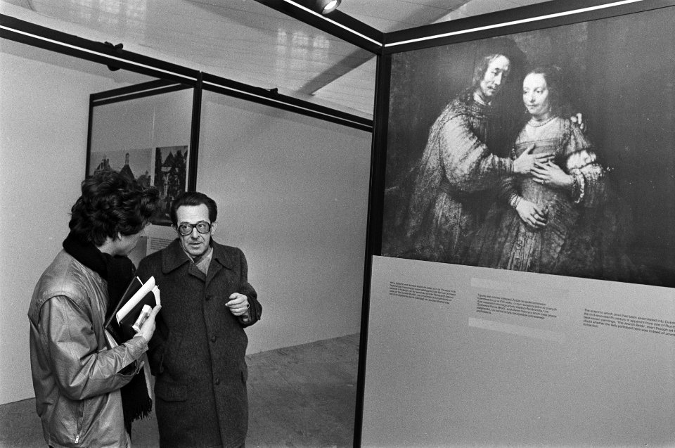 Persconferentie ivm Auschwitz tentoonstelling in Zuiderkerk RIOD directeur P, Bestanddeelnr 930-7621