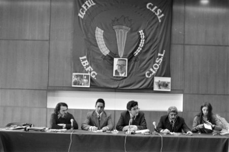 Persconferentie IVVV in RAI, Amsterdam v.l.n.r. Martinez (IVVV), Meneses (secre, Bestanddeelnr 928-3261