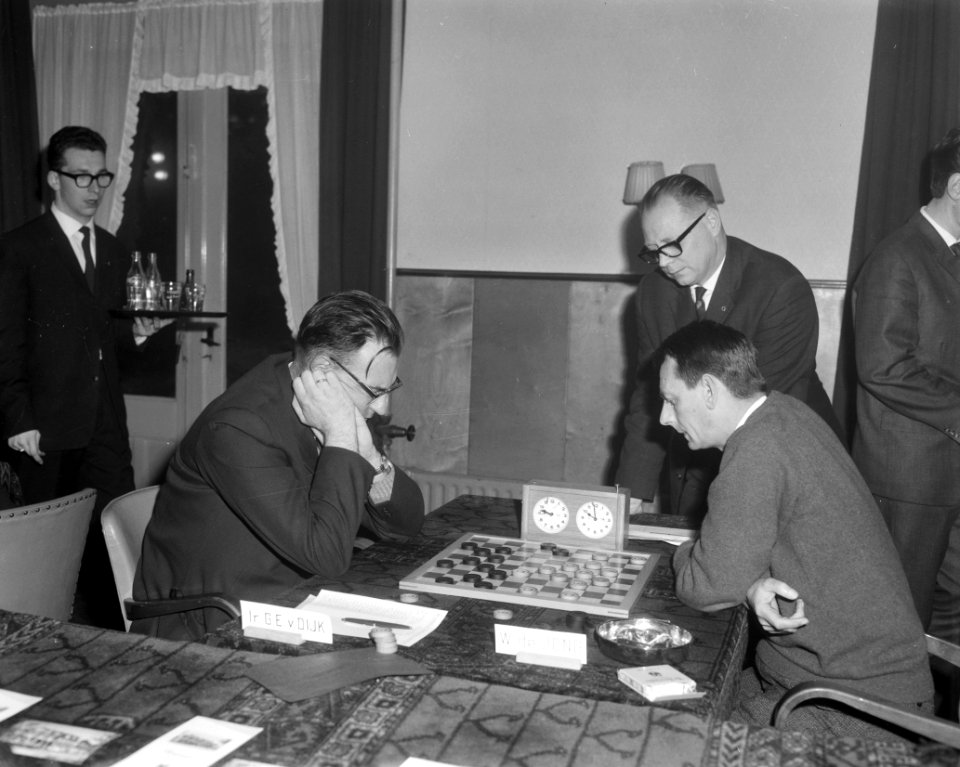 Persoonlijke kampioenschap van Nederland dammen te Apeldoorn links ir G E van, Bestanddeelnr 916-2683