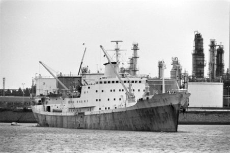 Personeel Quick Dispatch in Rotterdam in kantine bijeen om te praten met directi, Bestanddeelnr 934-2912