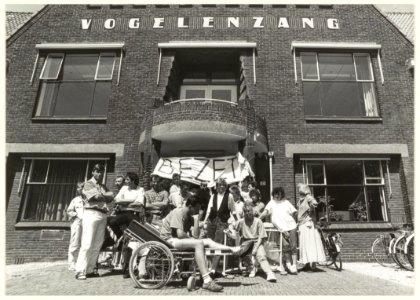 Personeel Psychiatrisch Ziekenhuis Vogelenzang houdt het hoofdgebouw bezet i.v.m. salarisacties. NL-HlmNHA 54031444