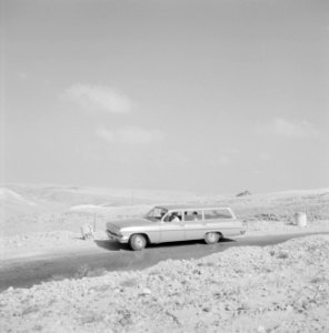 Personenwagen op de weg naar Eilat in een bergachtig landschap, Bestanddeelnr 255-3367 photo