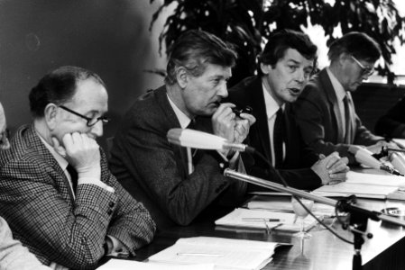 Persconferentie na afloop met v.l.n.r. Van Veen (VNO), minister De Koning (Socia, Bestanddeelnr 932-5162