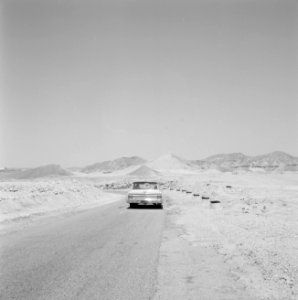 Personenwagen op de weg naar Eilat in bergachtig landschap, Bestanddeelnr 255-3361 photo