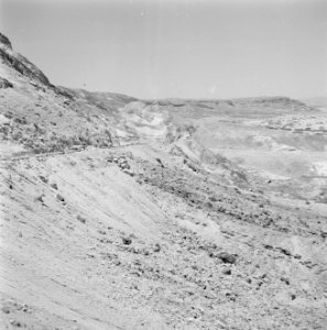 Personenwagen op de weg naar Eilat en het omliggende landschap, Bestanddeelnr 255-3350 photo