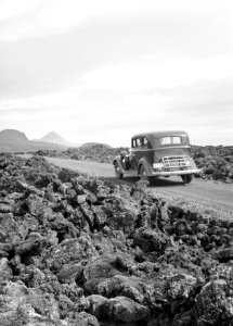 Personenauto op een weg door een vulkanisch landschap, Bestanddeelnr 190-0302