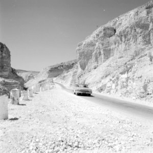 Personenwagen op de weg naar Eilat passeert rotsformatie, Bestanddeelnr 255-3358