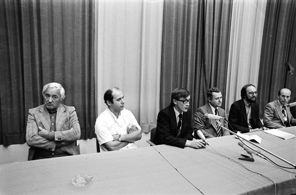 Persconferentie in verband met geboorte zesling prof Bennebroek Gravenhorst (r, Bestanddeelnr 929-3528