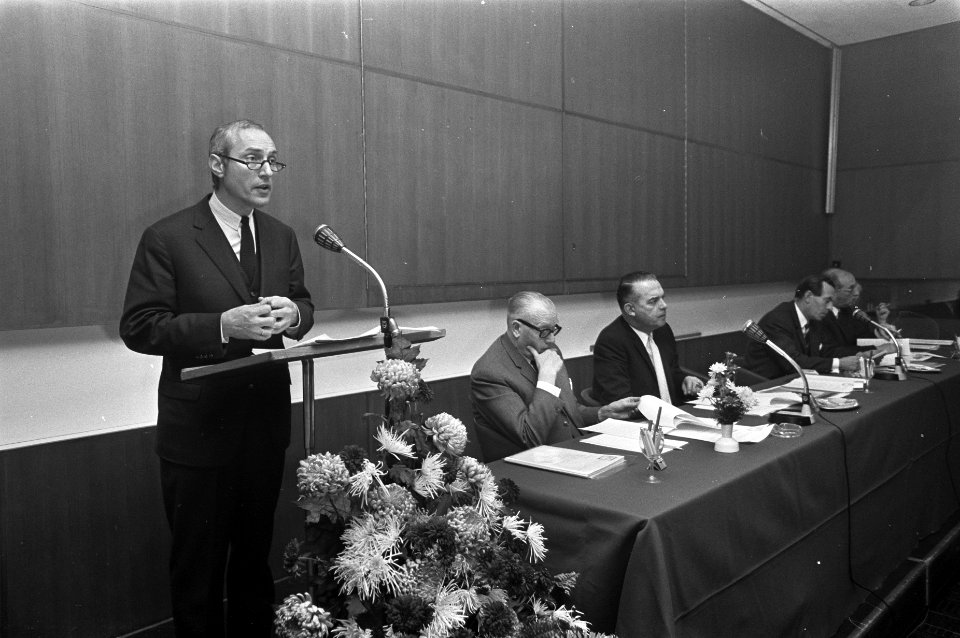 Persconferentie in RAI over de Horsecava 1969 toespraak heer H.F. Tuinema (direc, Bestanddeelnr 921-9088