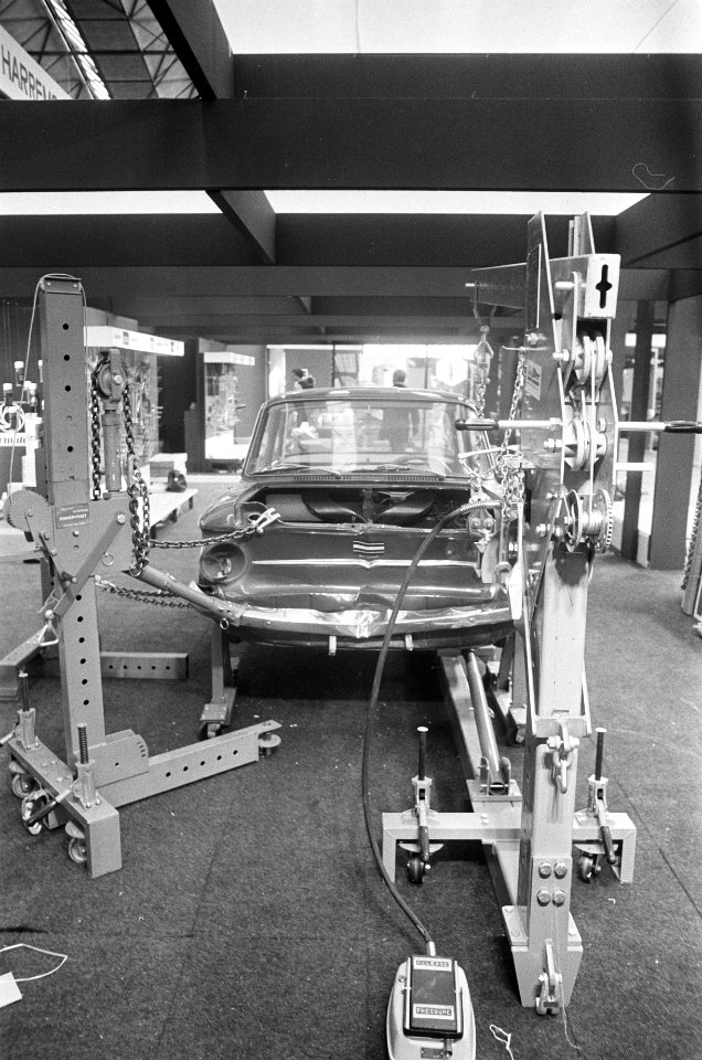 Personenauto75 RAI van 13 tot en met 23 februari machine die electrisch uitdeukt, Bestanddeelnr 927-7055