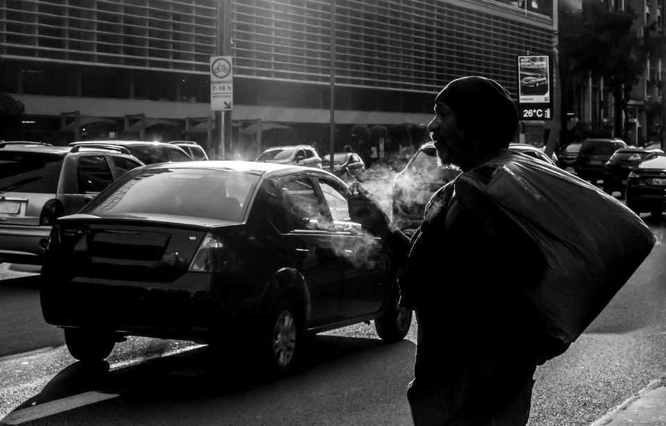 Persona Fumando en la Avenida Paulista