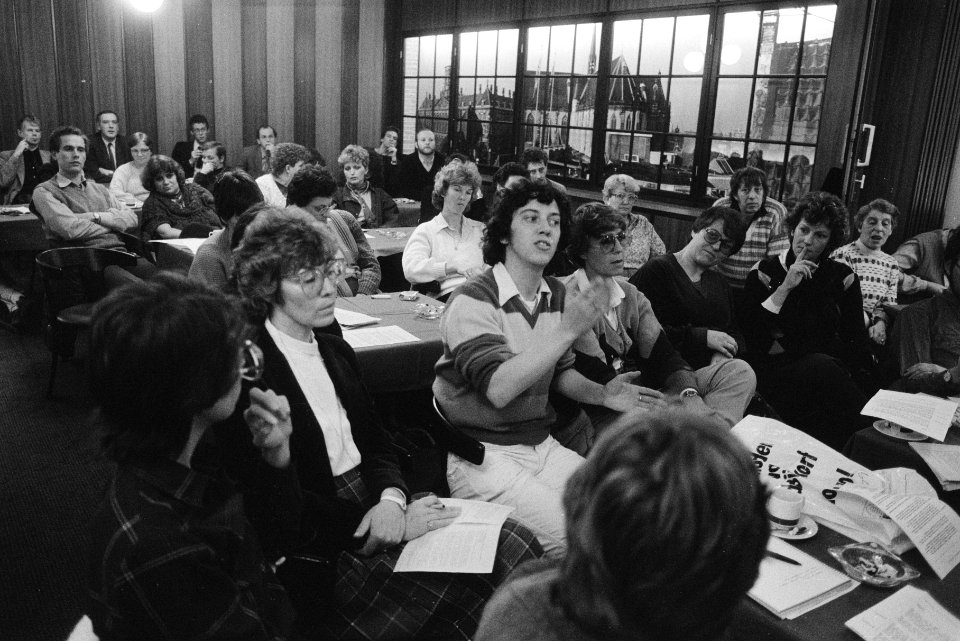 Personeel van de Bijenkorf in Amsterdam bijeen op de ledenvergadering met de vak, Bestanddeelnr 932-5395