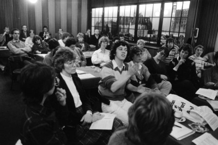 Personeel van de Bijenkorf in Amsterdam bijeen op de ledenvergadering met de vak, Bestanddeelnr 932-5395