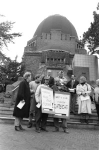 Personeel van crematorium Westerveld in Velsen in staking tegen het plan van de , Bestanddeelnr 934-4337