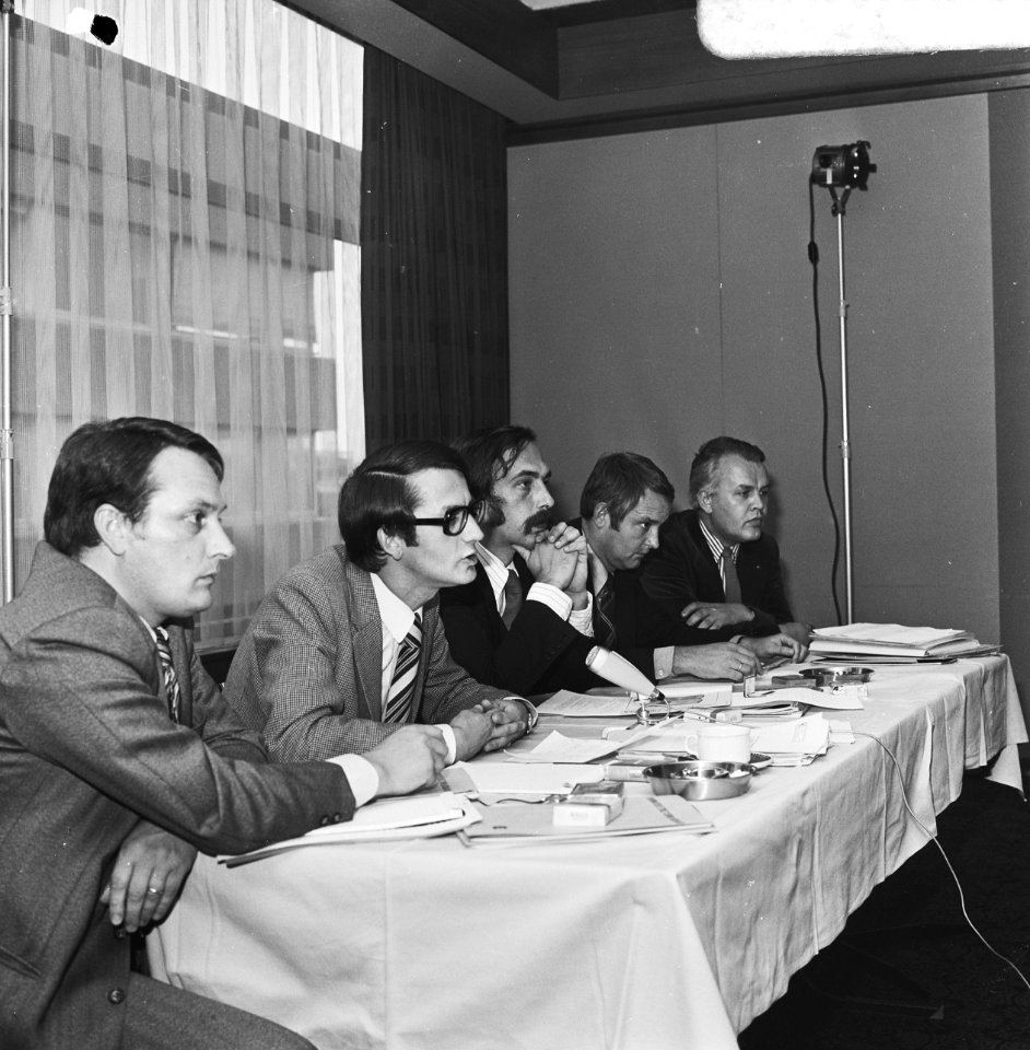 Persconferentie van Niemeyer over sigarettenverpakking, v.l.n.r. E. H. T. Gerrit, Bestanddeelnr 926-7011