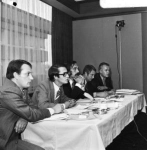 Persconferentie van Niemeyer over sigarettenverpakking, v.l.n.r. E. H. T. Gerrit, Bestanddeelnr 926-7011