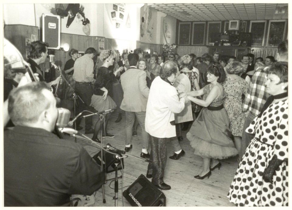 Personeel van de Koepel'(gevangenis) tijdens een rock 'n roll fesst van dansschool Crazy Days'. Voormalig pand Protestants Militair tehuis aan de Jansweg 32-34. NL-HlmNHA 54031750