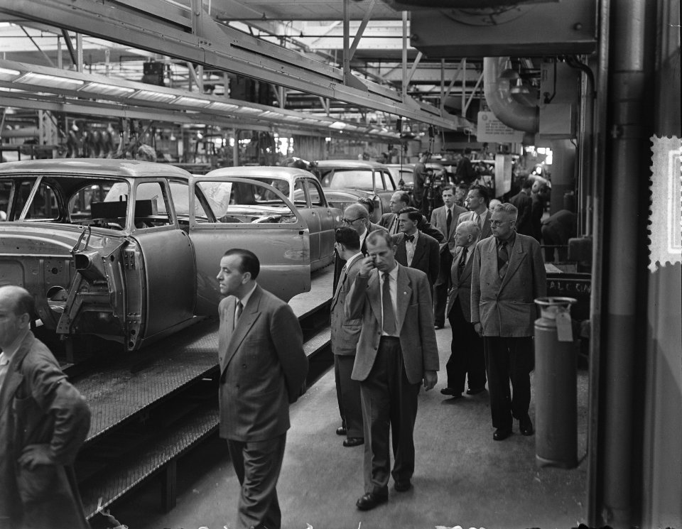 Persexcursie IJ-tunnel Comité. Assemblage van autos, Bestanddeelnr 905-8801