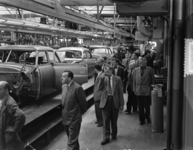 Persexcursie IJ-tunnel Comité. Assemblage van autos, Bestanddeelnr 905-8801