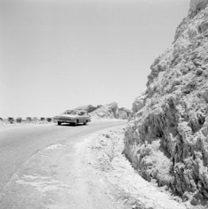 Personenwagen op de weg naar Eilat paseert rotsformatie, Bestanddeelnr 255-3356 photo