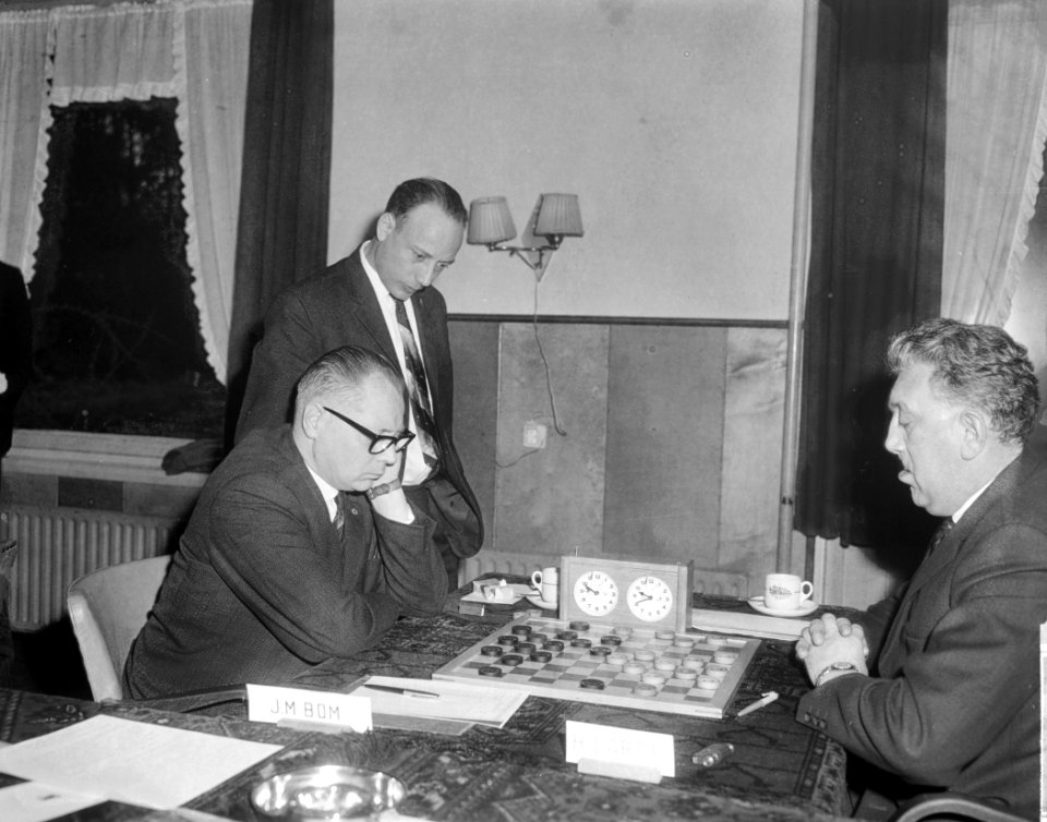 Persoonlijke kampioenschap van Nederland dammen te Apeldoorn J M Bom (links) e, Bestanddeelnr 916-2686
