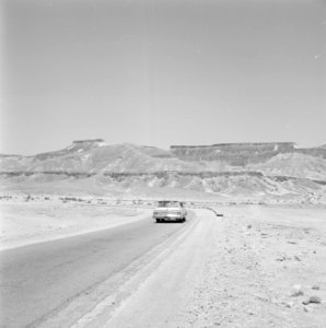 Personenwagen op de weg naar Eilat in bergachtig landschap, Bestanddeelnr 255-3364 photo