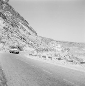 Personenwagen op de weg naar Eilat en het omliggende landschap, Bestanddeelnr 255-3353