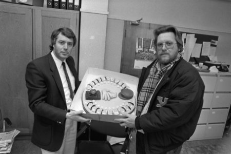 Persfotograaf Hans Hofman (r) biedt politiewoordvoerder Klaas Wilting (l) taart , Bestanddeelnr 933-8266