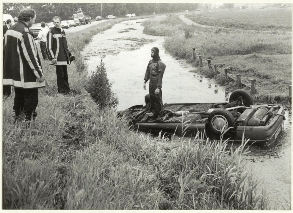 Personenauto in de sloot langs de Lge Dijk. NL-HlmNHA 54031533