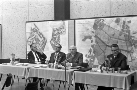 Persdag Publieke Werken in Wibauthuis, Amsterdam v.l.n.r J. Mastenbroek , Ir. de, Bestanddeelnr 922-4049
