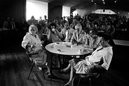 Personeel in de kantine bijeen, Bestanddeelnr 930-3874
