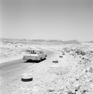 Personenwagen op de weg naar Eilat in bergachtig landschap, op de voorgrond tonn, Bestanddeelnr 255-3363