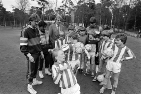 Persinformatie over nieuw in te voeren landelijke jeugdcompetitie van de KNVB W, Bestanddeelnr 933-2885