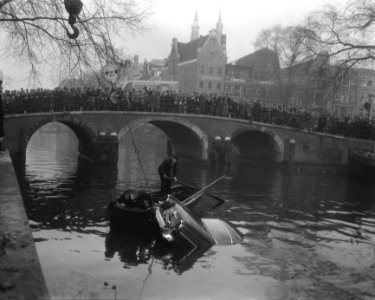 Personenwagen in de Prinsengracht gereden, Bestanddeelnr 910-1284